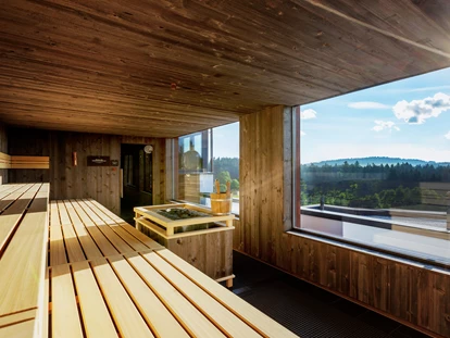Wellnessurlaub - Private Spa - Otterbach (Sankt Florian am Inn) - Panorama-Sauna mit Blick in den Bayerischen Wald - Wellness & Naturresort Reischlhof****S