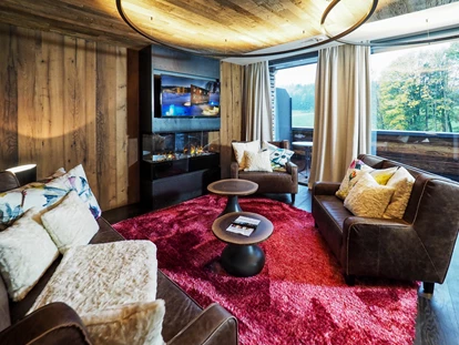 Wellnessurlaub - Private Spa - Otterbach (Sankt Florian am Inn) - Sky Suite Wohnzimmer - Wellness & Naturresort Reischlhof****S