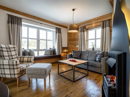 Wellnessurlaub - Private Spa - Otterbach (Sankt Florian am Inn) - Almsuite Wohnbereich - Wellness & Naturresort Reischlhof****S