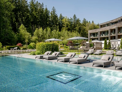 Wellnessurlaub - Private Spa - Otterbach (Sankt Florian am Inn) - 20-Meter-Sportaußenbecken mit Liegefläche - Wellness & Naturresort Reischlhof****S
