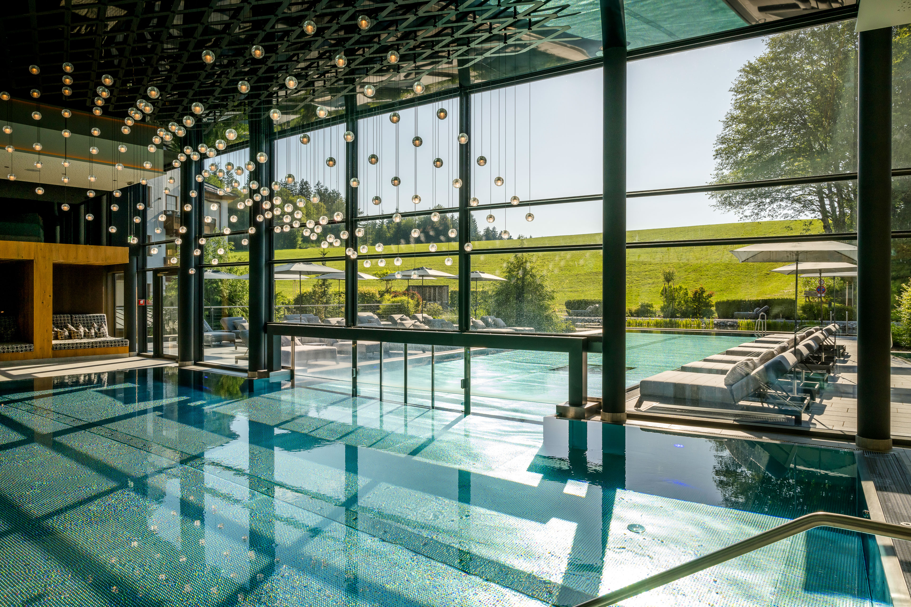 Wellnessurlaub - Ostbayern - Innenpool mit Ausblick - Wellness & Naturresort Reischlhof****S