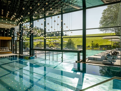Wellnessurlaub - Private Spa - Otterbach (Sankt Florian am Inn) - Innenpool mit Ausblick - Wellness & Naturresort Reischlhof****S
