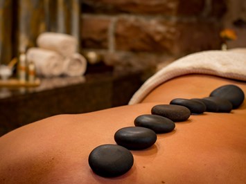 Neumühle Resort & Spa Massagen im Detail Thermo Stone Massage