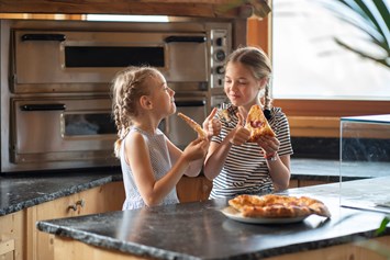 Wellnesshotel: Gemeinsames Pizza backen macht Spaß und die Pizza schmeckt gleich noch besser. - Natur- und Wellnesshotel Höflehner