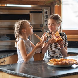 Wellnesshotel: Gemeinsames Pizza backen macht Spaß und die Pizza schmeckt gleich noch besser. - Natur- und Wellnesshotel Höflehner