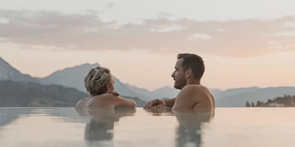 Wellnessurlaub - Day SPA - Altenmarkt im Pongau - Relaxen Sie im Luxury Infinity Whirlpool mit traumhaftem Fernblick. Hier können Sie Ihre Seele baumeln lassen und Ihren Körper regenerieren.  - Natur- und Wellnesshotel Höflehner****Superior