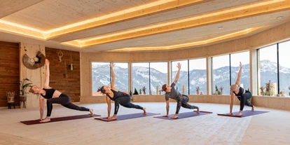 Wellnessurlaub - Day SPA - Altenmarkt im Pongau - Bestens ausgebildete Trainer:innen begleiten Sie zu den geführten Yoga-Einheiten.  - Natur- und Wellnesshotel Höflehner****Superior