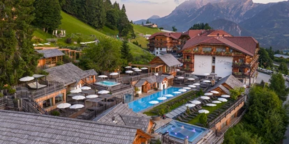 Wellnessurlaub - Day SPA - Altenmarkt im Pongau - Höflehner - Außenansicht Herbst - Natur- und Wellnesshotel Höflehner****Superior