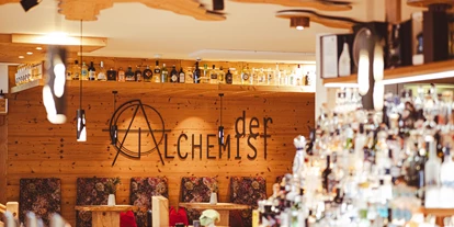 Wellnessurlaub - Day SPA - Altenmarkt im Pongau - In der Hausbar "Der Alchemist" erwarten Sie besondere Cocktailvariationen und altbekannte Klassiker wie Gin Tonic, Bier & Co. - Natur- und Wellnesshotel Höflehner****Superior