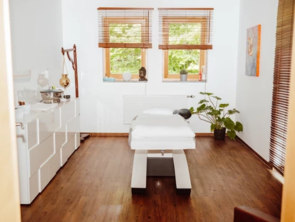 Wellnessurlaub - Private Spa - Otterbach (Sankt Florian am Inn) - Massageraum  - Thula Wellnesshotel Bayerischer Wald