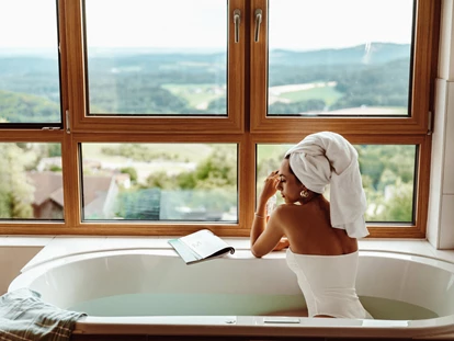 Wellnessurlaub - Private Spa - Otterbach (Sankt Florian am Inn) - Suite mit Whilrbadewanne - Thula Wellnesshotel Bayerischer Wald