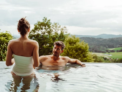 Wellnessurlaub - Private Spa - Otterbach (Sankt Florian am Inn) - Private-SPA "Privat-Außen-Whirlpool" zum Mieten und ungestört privat baden! - Thula Wellnesshotel Bayerischer Wald