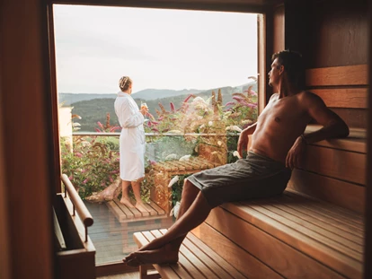 Wellnessurlaub - Private Spa - Otterbach (Sankt Florian am Inn) - Finnische Sauna mit Ausblick - Thula Wellnesshotel Bayerischer Wald