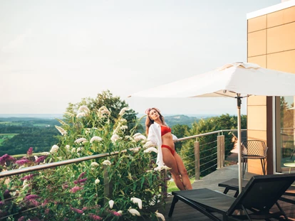 Wellnessurlaub - Private Spa - Otterbach (Sankt Florian am Inn) - Terrasse beim Hallenbad - Thula Wellnesshotel Bayerischer Wald