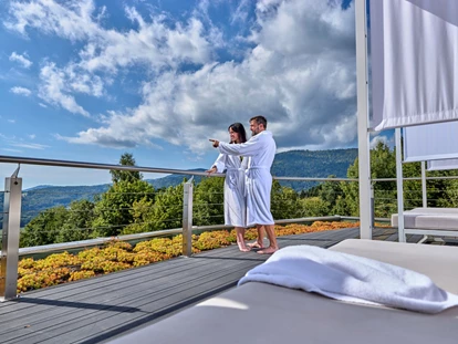 Wellnessurlaub - Private Spa - Otterbach (Sankt Florian am Inn) - Sonnen-Deck mit Liegen und Aussicht - Thula Wellnesshotel Bayerischer Wald