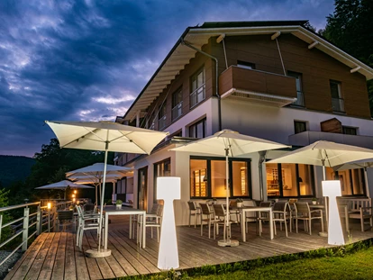 Wellnessurlaub - Private Spa - Otterbach (Sankt Florian am Inn) - Hotel und Terrasse am Abend - Thula Wellnesshotel Bayerischer Wald