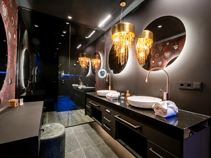 Wellnessurlaub - Private Spa - Otterbach (Sankt Florian am Inn) - Exklusives Interior in der Golden Sky-Suite  - Hüttenhof ****S - Wellnesshotel und Luxus-Bergchalets - adults only
