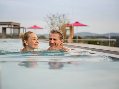 Wellnessurlaub - Private Spa - Otterbach (Sankt Florian am Inn) - Endlose Weite im Sky-Pool erleben - Hüttenhof ****S - Wellnesshotel und Luxus-Bergchalets - adults only
