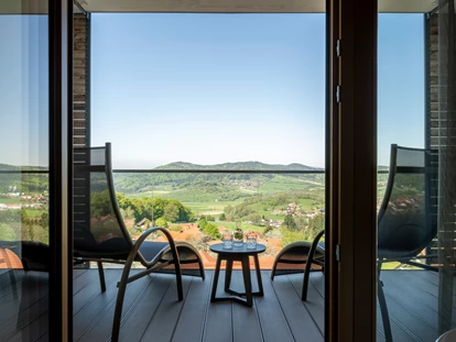 Wellnessurlaub - Private Spa - Otterbach (Sankt Florian am Inn) - Ausblick auf die geschwungenen Hügel des Bayerischen Waldes  - Hüttenhof ****S - Wellnesshotel und Luxus-Bergchalets - adults only