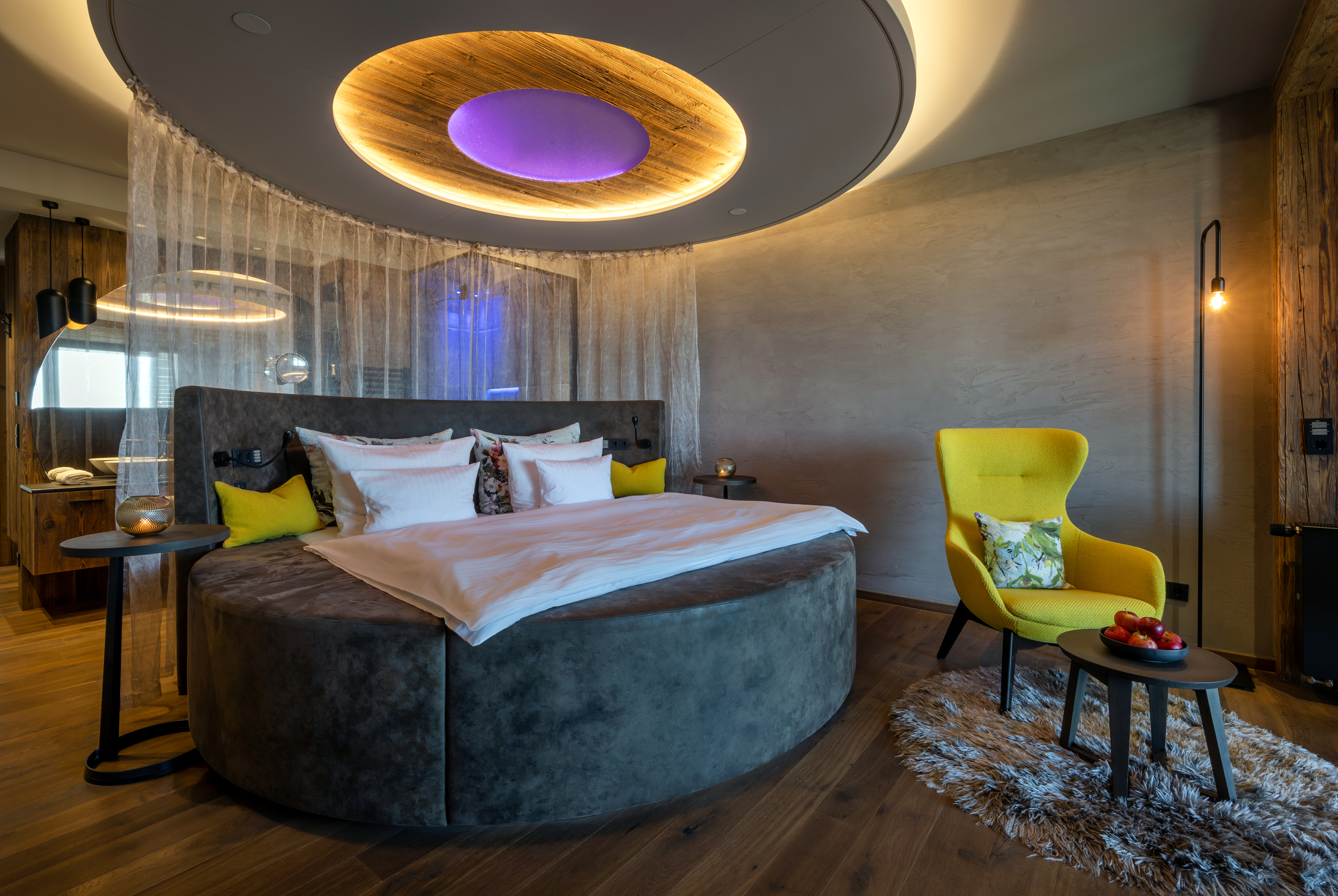 Wellnesshotel: Romantiksuite mit rundem Kuschelbett - Hüttenhof ****S - Wellnesshotel und Luxus-Bergchalets - adults only - Zimmer | Suiten