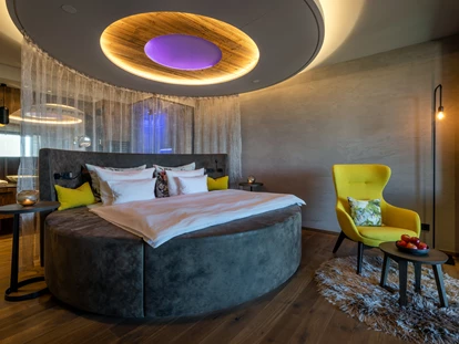 Wellnessurlaub - Private Spa - Otterbach (Sankt Florian am Inn) - Romantiksuite mit rundem Kuschelbett - Hüttenhof ****S - Wellnesshotel und Luxus-Bergchalets - adults only
