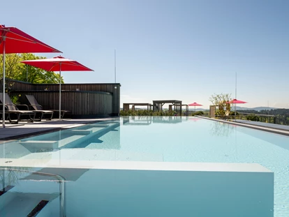 Wellnessurlaub - Private Spa - Otterbach (Sankt Florian am Inn) - Sky-Pool - der Platz mit der schönsten Aussicht  - Hüttenhof ****S - Wellnesshotel und Luxus-Bergchalets - adults only
