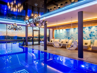 Wellnessurlaub - Private Spa - Otterbach (Sankt Florian am Inn) - Infinity-Pool mit gemütlichen Relaxoasen  - Hüttenhof ****S - Wellnesshotel und Luxus-Bergchalets - adults only