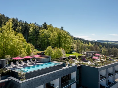 Wellnessurlaub - Private Spa - Otterbach (Sankt Florian am Inn) - Sky-Spa mit 36°C warmen Sky-Pool und Dachgarten zum Relaxen und Genießen - Hüttenhof ****S - Wellnesshotel und Luxus-Bergchalets - adults only