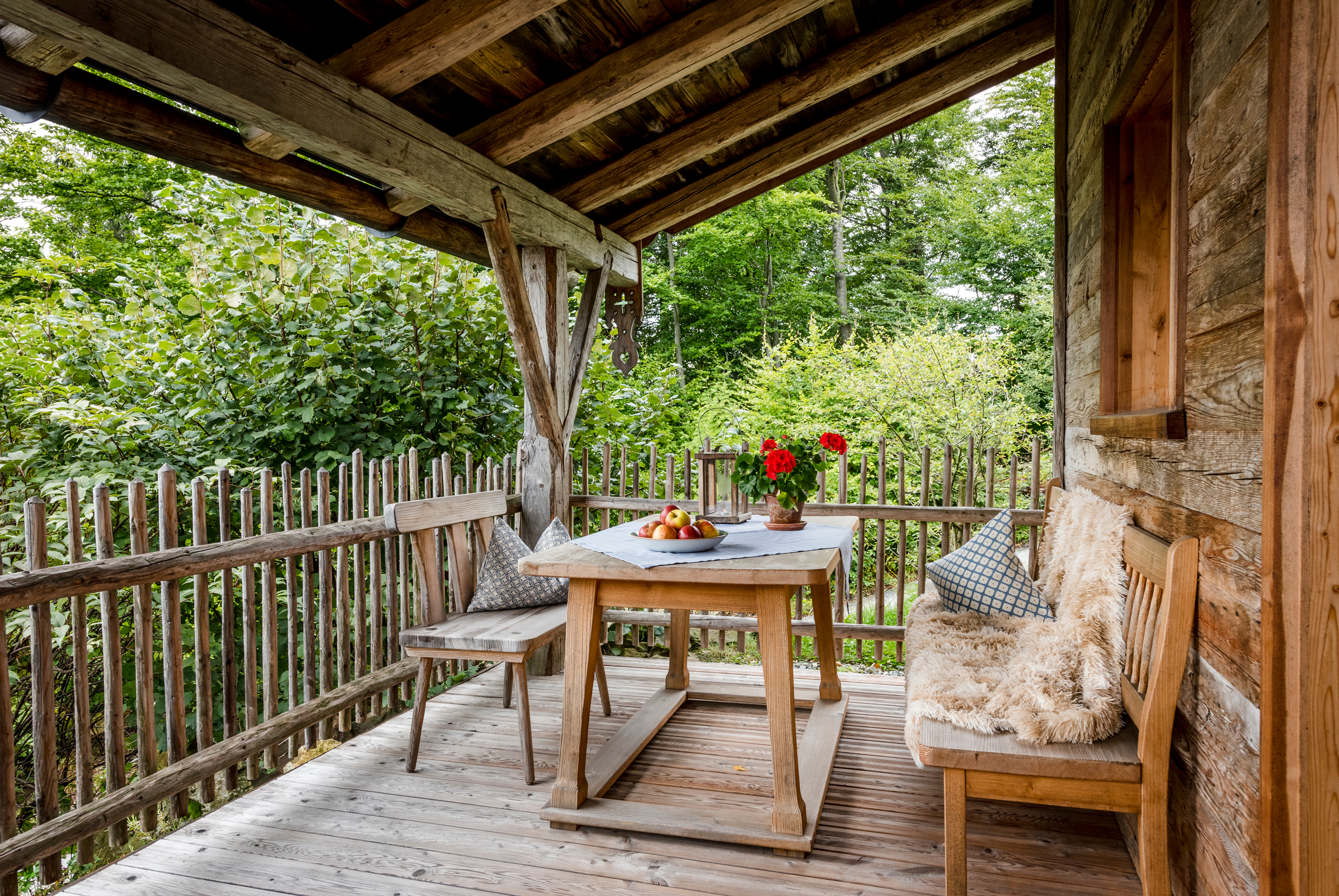 Wellnesshotel: Gemütliche Terrasse im Luxus-Chalet - Hüttenhof ****S - Wellnesshotel und Luxus-Bergchalets - adults only - Zimmer | Suiten