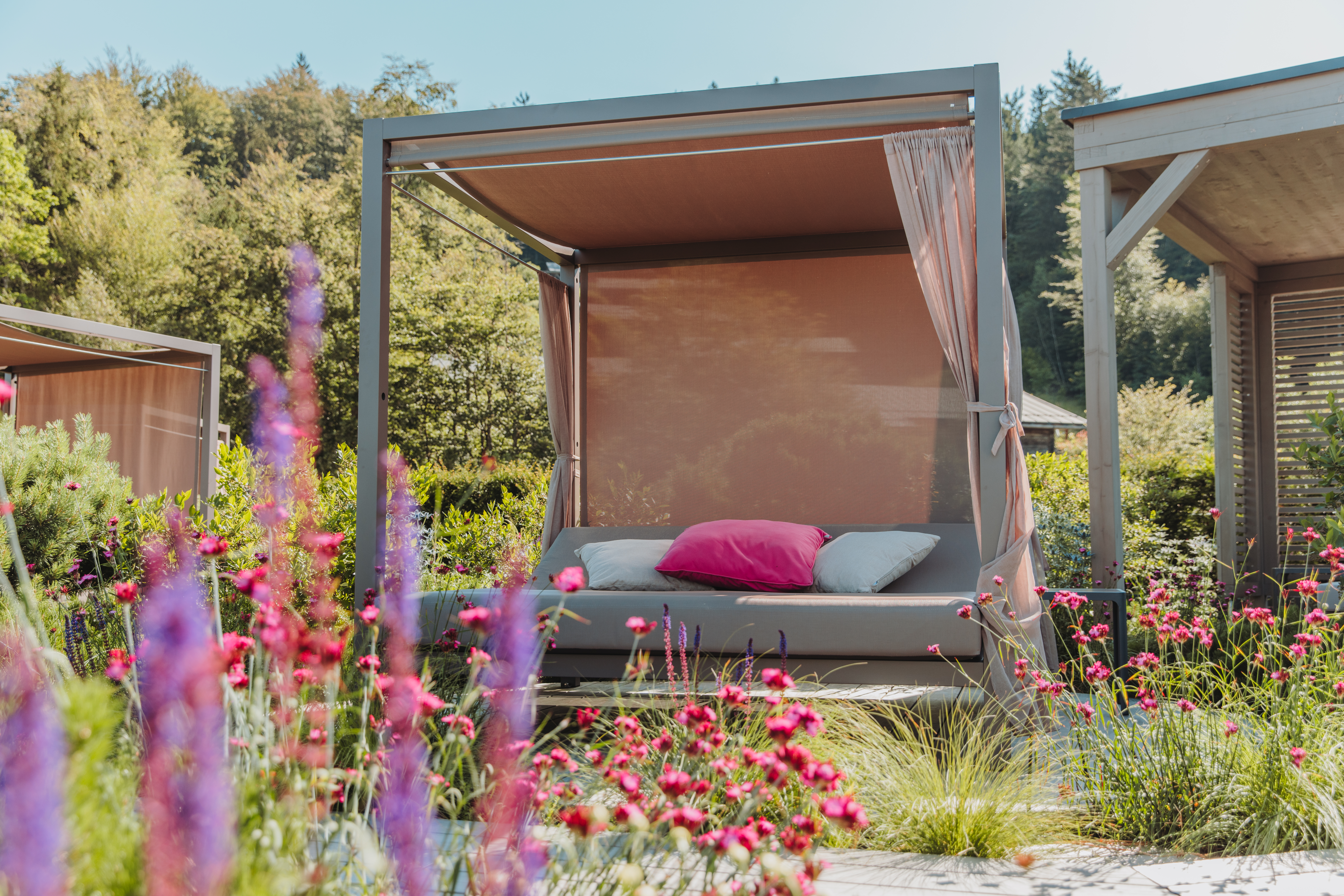 Wellnesshotel: Blumige Aussichten im Hüttenhof-Dachgarten - Hüttenhof ****S - Wellnesshotel und Luxus-Bergchalets - adults only