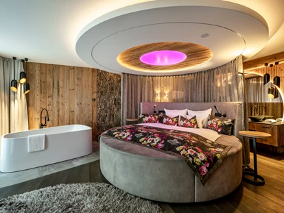 Wellnessurlaub - Private Spa - Otterbach (Sankt Florian am Inn) - Loveness-Suite mit Whirlpool, privater Sauna, Effektkamin, ... - Hüttenhof ****S - Wellnesshotel und Luxus-Bergchalets - adults only