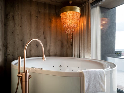 Wellnessurlaub - Private Spa - Otterbach (Sankt Florian am Inn) - Whirlpool in der Golden Sky-Suite - Hüttenhof ****S - Wellnesshotel und Luxus-Bergchalets - adults only