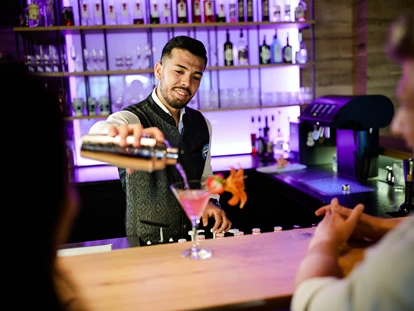 Wellnessurlaub - Private Spa - Otterbach (Sankt Florian am Inn) - In unserer Bar – Emy’s Bar - finden Sie den richtigen Platz für unvergessliche Abende zusammen mit Ihrem Lieblingsmenschen. - Hüttenhof ****S - Wellnesshotel und Luxus-Bergchalets - adults only