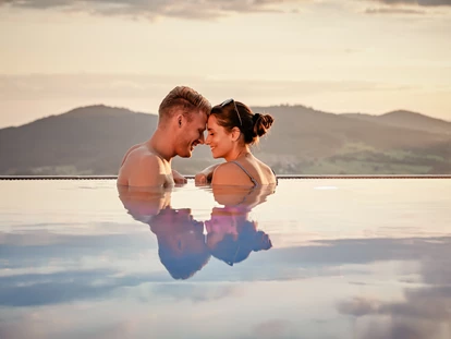 Wellnessurlaub - Private Spa - Otterbach (Sankt Florian am Inn) - Zweisamkeit im Adults-Only Hotel genießen - Hüttenhof ****S - Wellnesshotel und Luxus-Bergchalets - adults only