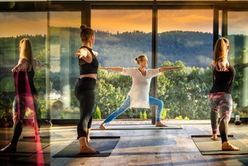 Wellnesshotel: In Rahmen unseres Lindenwirt Vital- Wochenprogramms haben die Gäste die Möglichkeit, tägliche Yogakurse (außer Sonntag) kostenfrei mitzuerleben. - Wellnesshotel Lindenwirt