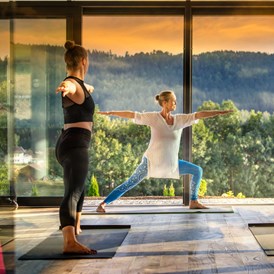 Wellnesshotel: In Rahmen unseres Lindenwirt Vital- Wochenprogramms haben die Gäste die Möglichkeit, tägliche Yogakurse (außer Sonntag) kostenfrei mitzuerleben. - Wellnesshotel Lindenwirt