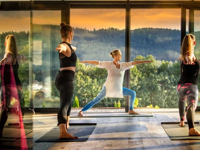 Wellnessurlaub - Finnische Sauna - Saldenburg - In Rahmen unseres Lindenwirt Vital- Wochenprogramms haben die Gäste die Möglichkeit, tägliche Yogakurse (außer Sonntag) kostenfrei mitzuerleben. - Wellnesshotel Lindenwirt