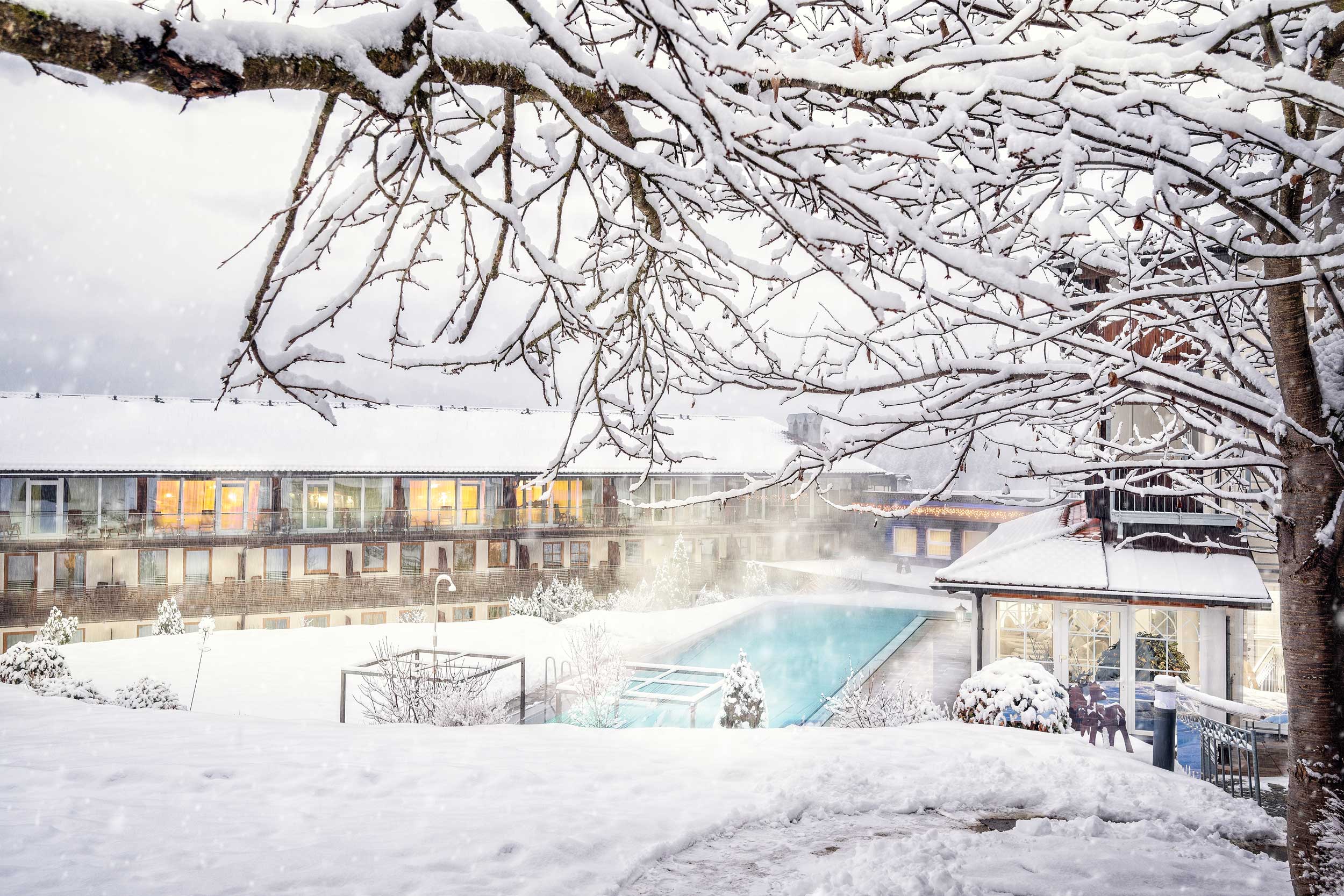 Wellnessurlaub - Niederbayern - Der Pool im Garten des Hotel Lindenwirt ist ganzjährig geöffnet und auf 32 °C beheizt. - Wellnesshotel Lindenwirt