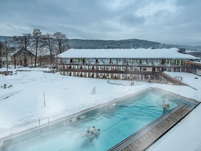 Wellnessurlaub - Finnische Sauna - Saldenburg - Hotel Lindenwirt 20 m Infinity Außenpool  - Wellnesshotel Lindenwirt