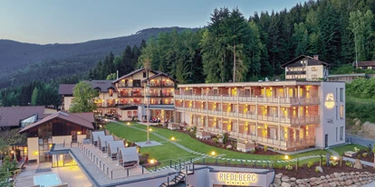 Wellnessurlaub - Finnische Sauna - Saldenburg - Wellnesshotel Riedlberg im Bayerischen Wald mit Holzhotel - Anbau und Tiefgarage. Zu sehen ist auch der Solepool im Garten. - Wellnesshotel Riedlberg