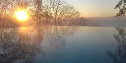 Wellnessurlaub - WLAN - Mitteleschenbach - Aussicht beim Schwimmen am Morgen im Infinity Pool - Wellnesshotel Schönblick