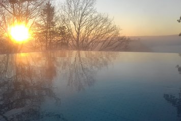 Wellnesshotel: Aussicht beim Schwimmen am Morgen im Infinity Pool - Wellnesshotel Schönblick
