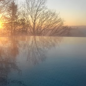 Wellnesshotel: Aussicht beim Schwimmen am Morgen im Infinity Pool - Wellnesshotel Schönblick
