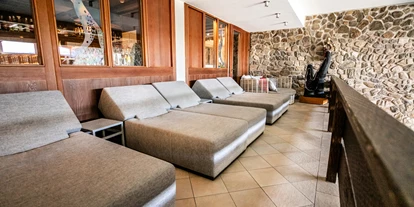 Wellnessurlaub - Klassifizierung: 4 Sterne - Bischofsmais - Liegefläche im Hallenbad - Wellnesshotel Hofbräuhaus