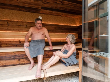 Wellnesshotel: Ein Paar entspannt gemeinsam in der  Sauna des Posthotels Rattenberg. - Posthotel Rattenberg - Sauna | Spa