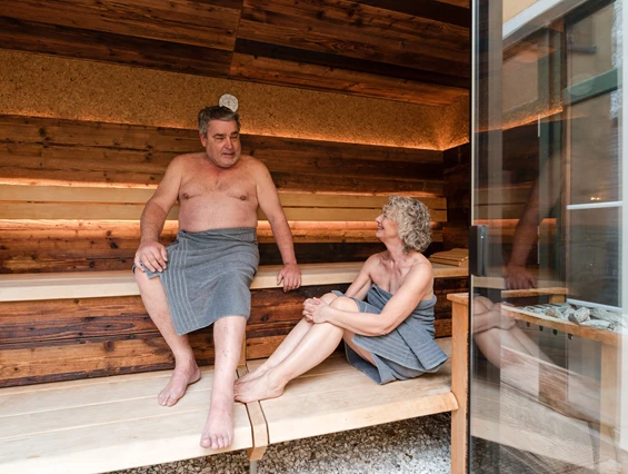 Wellnesshotel: Ein Paar entspannt gemeinsam in der  Sauna des Posthotels Rattenberg. - Posthotel Rattenberg - Sauna | Spa