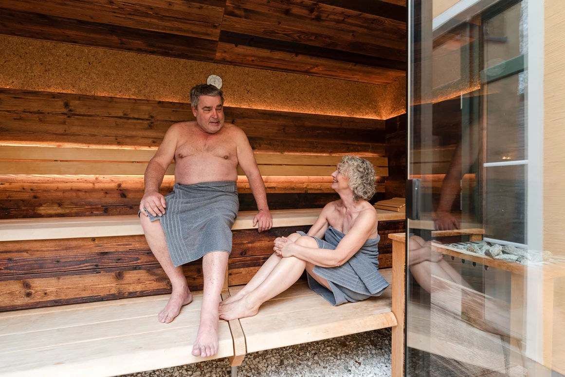 Wellnesshotel: Ein Paar entspannt gemeinsam in der  Sauna des Posthotels Rattenberg. - Posthotel Rattenberg - Sauna | Spa