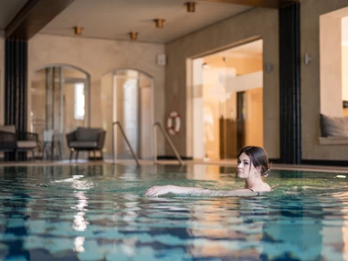 Wellnesshotel: Frau entspannt im Schwimmbad - Posthotel Rattenberg - Sauna | Spa