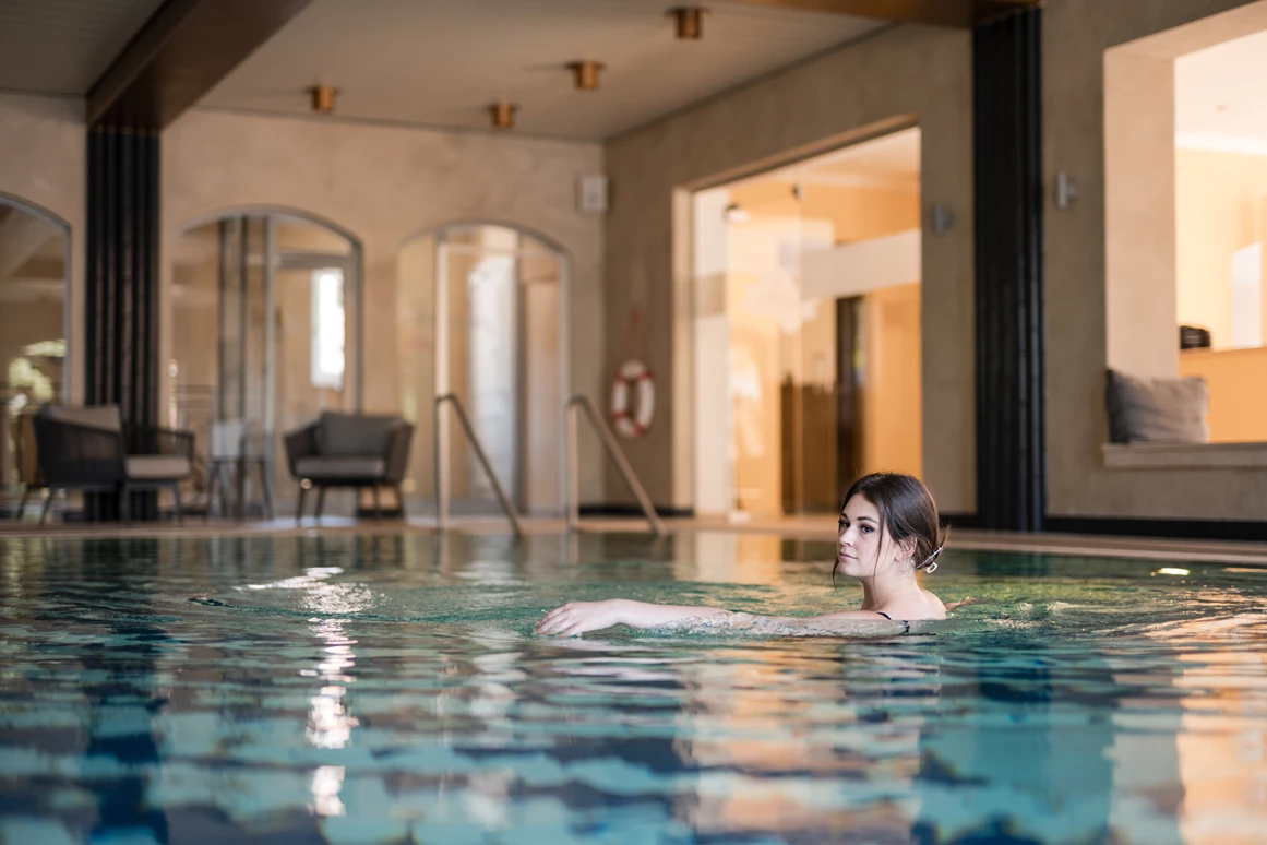Wellnesshotel: Frau entspannt im Schwimmbad - Posthotel Rattenberg - Sauna | Spa