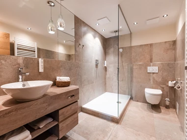 Wellnesshotel: Offenes Badezimmer in Beigetönen - Posthotel Rattenberg - Zimmer | Suiten